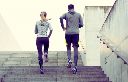 Harrojeni numërimin e hapave: Si ndikon ngjitja e shkallëve në trupin tuaj