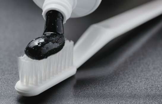 Përfitimet dhe rreziqet e pastës së zezë të dhëmbëve: Ja si ndikon në smaltin
