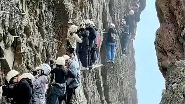 Turistët në Kinë kanë mbetur të bllokuar në një shkëmb për më shumë se një orë për shkak të mbipopullimit