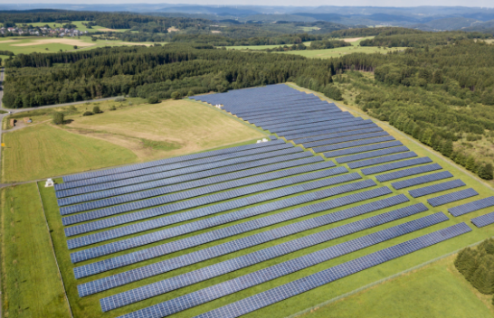 Italia ndalon panelet diellore në tokat bujqësore