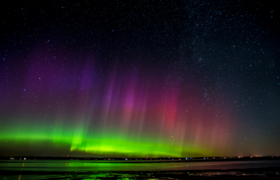 Aurora Borealis u shkaktua nga një stuhi diellore që kërcënon të bëjë kërdi në Tokë