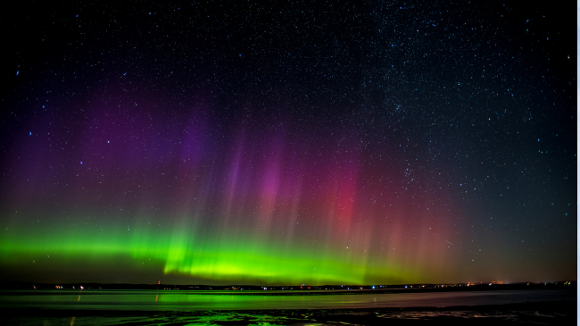 Aurora Borealis u shkaktua nga një stuhi diellore që kërcënon të bëjë kërdi në Tokë