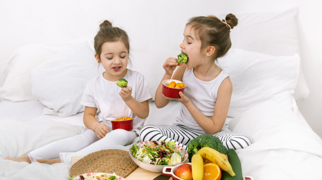 Mësojini të duan ushqimin e shëndetshëm: Sa fruta dhe perime u duhen fëmijëve