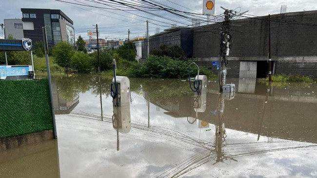 Reshjet e shiut shkaktojnë dëme materiale në Prishtinë, Komuna bën thirrje për durim në trafik