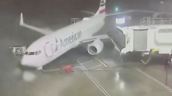 Erërat e forta në SHBA tërheqin 'zvarrë' aeroplanin në pistë/ VIDEO