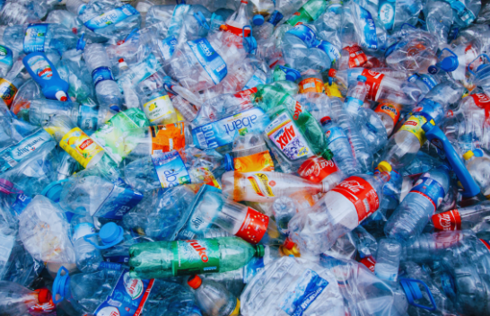 A do të mund të ndalojmë ndonjëherë përdorimin e plastikës?