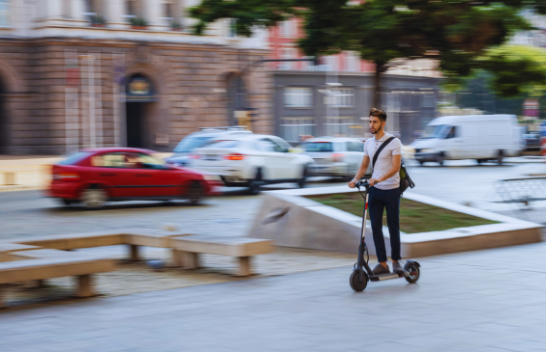 Spanjollët prezantojnë një radar celular për trotinetet elektrikë, gjobë për tejkalimin e shpejtësisë