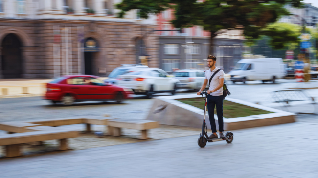 Spanjollët prezantojnë një radar celular për trotinetet elektrikë, gjobë për tejkalimin e shpejtësisë