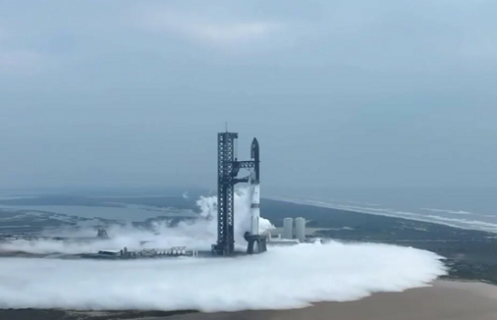 Moment historik: Starship i Elon Musk u ul me sukses në Tokë pas një fluturimi në hapësirë