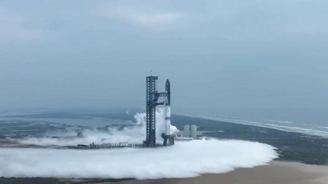 Moment historik: Starship i Elon Musk u ul me sukses në Tokë pas një fluturimi në hapësirë