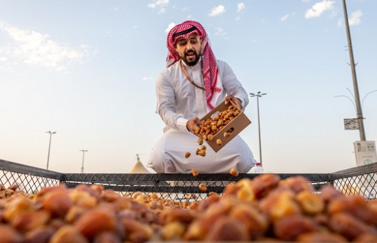 Festivali më i madh në botë i hurmave mbahet në Arabinë Saudite, i cili po mbledh mijëra vizitorë