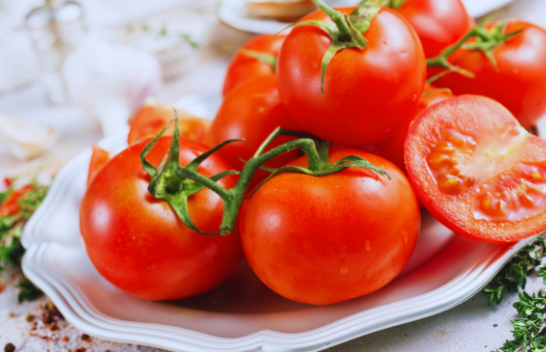 Ruani freskinë dhe shijen e domateve me këto truke të provuara