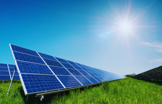 Lajm i mirë për solsticën e verës pasi dielli prodhoi 20 për qind të energjisë elektrike globale