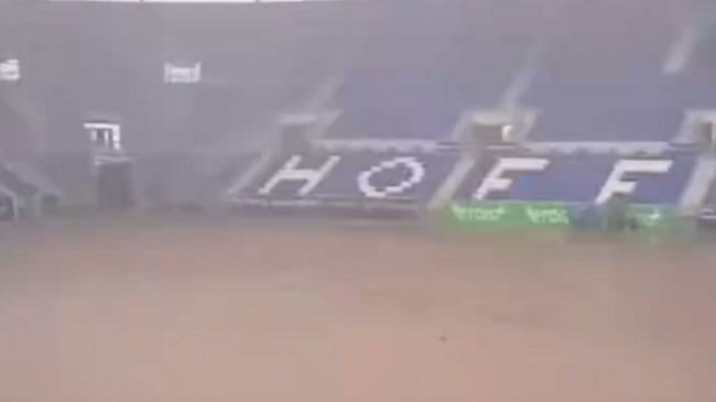 Stadiumi i një skuadre të Bundesligës është përmbytur plotësisht, duket si një pishinë