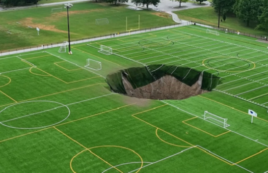 Një vrimë gëlltit një pjesë të fushës së futbollit dhe trondit Amerikën