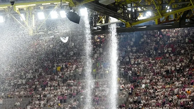 Gjermania përballet me kritika për rrjedhjet e ujit në stadiumin e Dortmundit