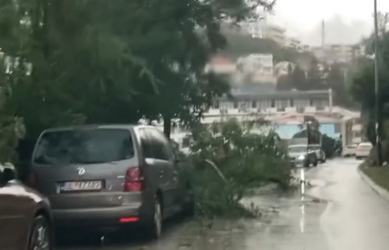 Pamje të rënda nga Ulqini, stuhia përmbys gjithçka