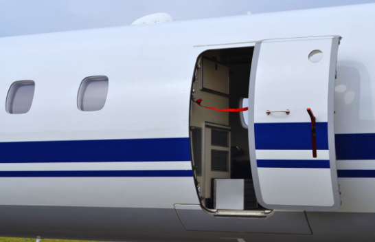 Panik në bordin e një aeroplani: Një pasagjere hapi derën e urgjencës duke menduar se ishte dera e tualetit