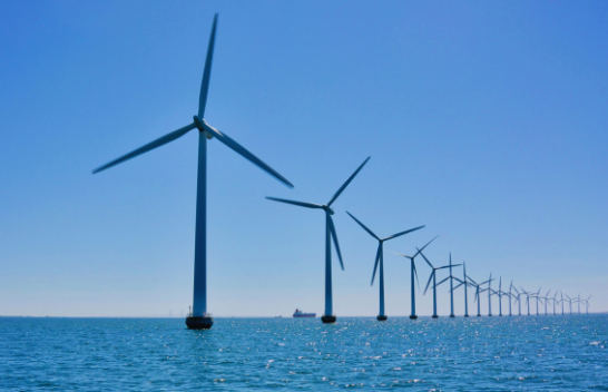 Stacioni i parë i mbushjes së anijeve elektrike në det përdor energjinë e erës