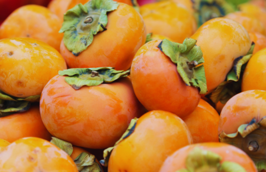 Fruta të shijshme dhe ekzotike: Hurma japoneze është një thesar i vërtetë i shëndetit
