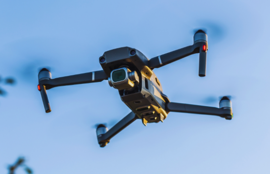 Dronët në Nju Jork paralajmëruan popullsinë për përmbytjet në spanjisht