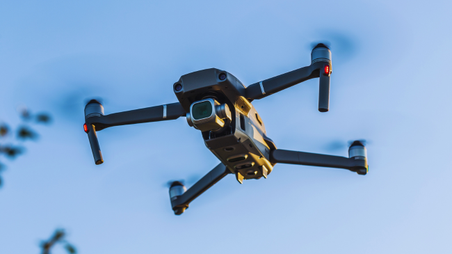 Dronët në Nju Jork paralajmëruan popullsinë për përmbytjet në spanjisht