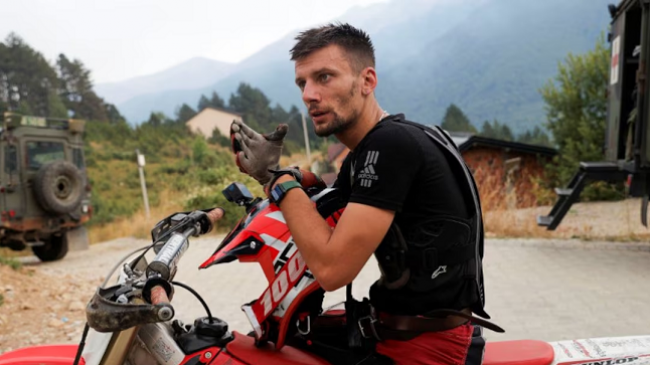 'Unë jam këtu për të ndihmuar' – Reuters shkruan për heroizmin e një të riu që ndihmoi zjarrfikësit në Prevallë me motoçikletën e tij