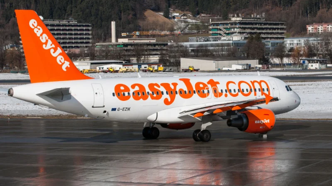 Aeroplani i EasyJet për pak sa nuk u përplas me një veturë në aeroportin e Prishtinës