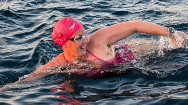 Eva Buzo përmbush ëndrrën e saj: 35 orë e 17 minuta not nga Italia në Shqipëri