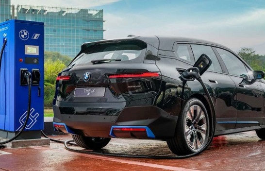 BMW lë pas Tesla-n në tregun evropian të veturave elektrike