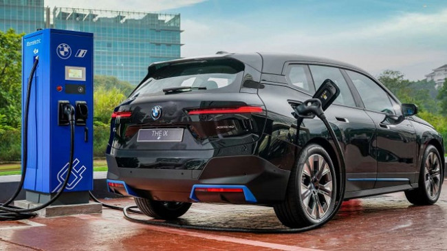 BMW lë pas Tesla-n në tregun evropian të veturave elektrike