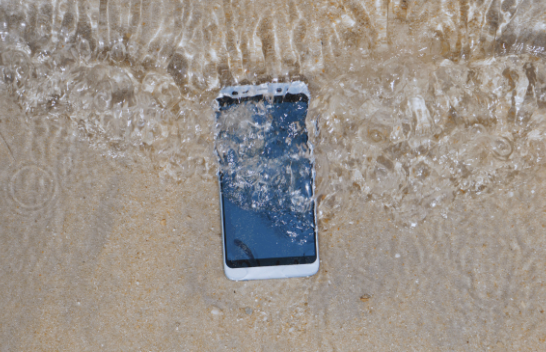A e dini se çfarë të bëni nëse telefoni juaj përfundon në ujë? Harrojeni orizin dhe përpiquni për këtë zgjidhje