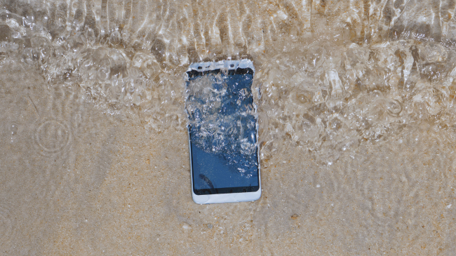 A e dini se çfarë të bëni nëse telefoni juaj përfundon në ujë? Harrojeni orizin dhe përpiquni për këtë zgjidhje