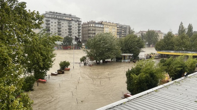 Skena kaotike nga përmbytjet në Vjenë