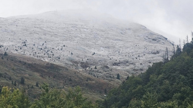 Bora e parë zbardh majat e Brezovicës - Dimri po troket herët këtë vit!