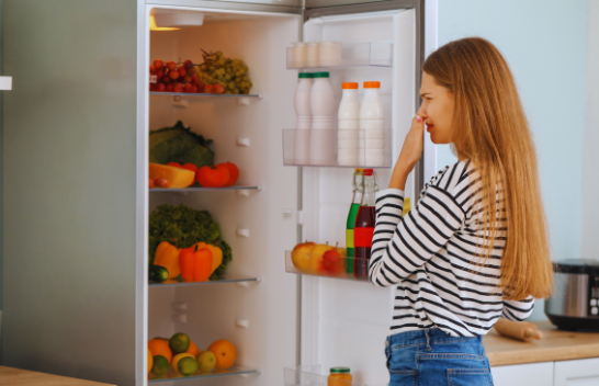 Largoni aromat e pakëndshme nga frigoriferi dhe koshi duke përdorur përbërës natyralë