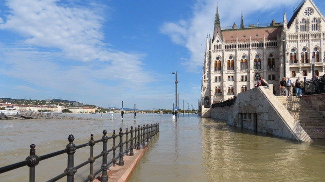 Ndërtesa historike e Parlamentit të Hungarisë preket nga përmbytjet
