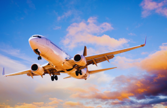 Fluturimet do të zgjasin më shumë? Shkencëtarët sugjerojnë që aeroplanët të ngadalësohen, ja pse