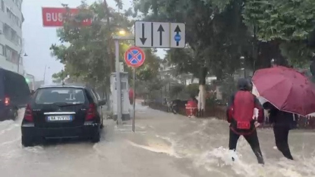 Reshje të dendura shiu në Shqipëri, përmbyten lagjet e qytetit të Vlorës