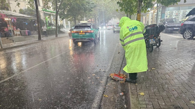Reshje të mëdha shiu, Veliaj apel qytetarëve: Shmangni lëvizjet e panevojshme