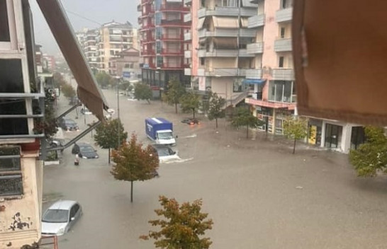Ministria e Mbrojtjes: Përmirësohet situata nga përmbytjet në Vlorë, vijon pastrimi i inerteve dhe evidentimi i dëmeve