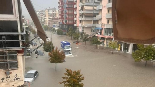 Ministria e Mbrojtjes: Përmirësohet situata nga përmbytjet në Vlorë, vijon pastrimi i inerteve dhe evidentimi i dëmeve