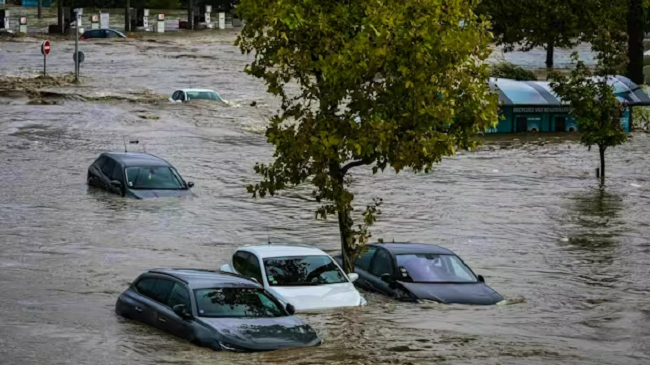 Stuhi dhe përmbytje të mëdha në Paris – një viktimë e konfirmuar