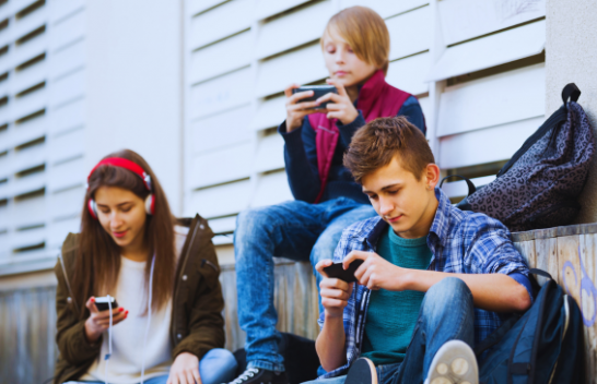 OBSH paralajmëron: Përdorimi i mediave sociale nga adoleshentët po rritet