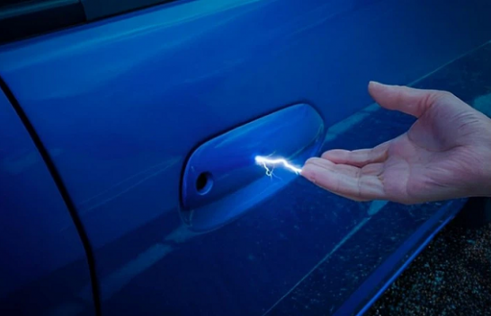 Pse ndodh ‘elektriciteti’ kur preken objektet? Ja shkaqet kryesore