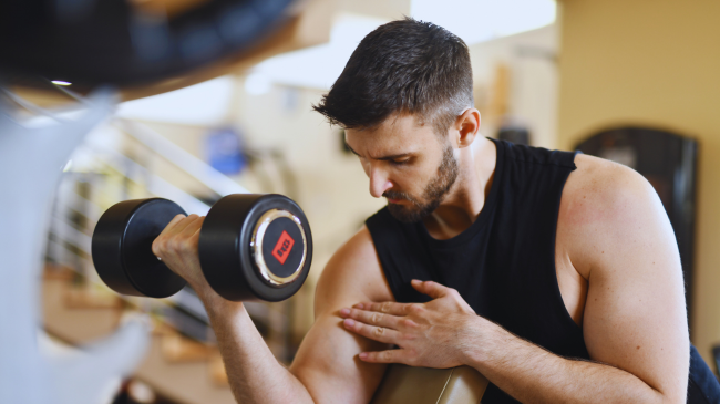 Gjashtë lëndë ushqyese që ndihmojnë në formimin e muskujve, përveç proteinave
