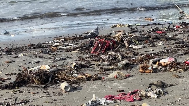 Mbeturinat pushtojnë brigjet e Vlorës, një mesazh nga deti