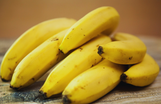 Ku duhet t'i ruani bananet që të zgjasin deri në dy javë?