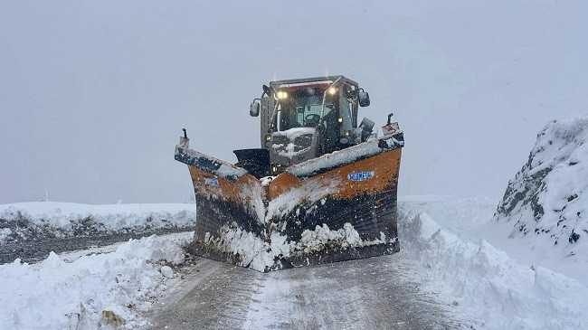 Kjo është gjendja e rrugëve në fshatrat malore të Korçës nga reshjet e borës