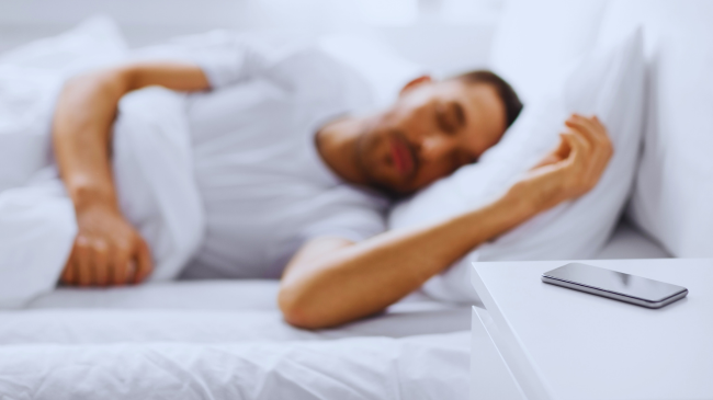 Sa i dëmshëm është për trupin tuaj gjumi pranë telefonit?